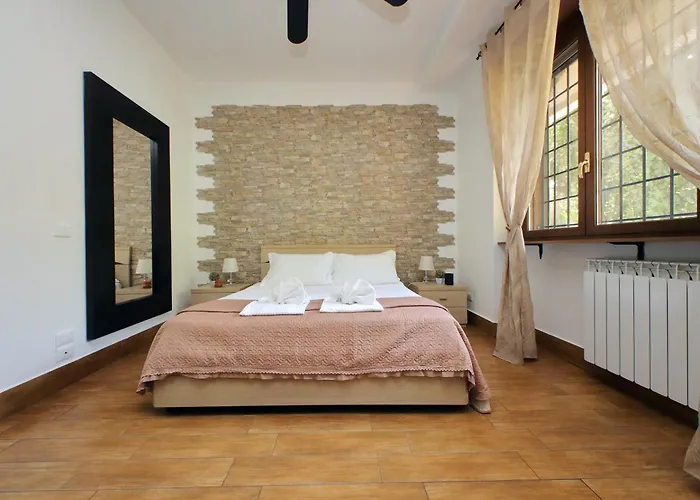 Vatican Flat Cozy With Private Court